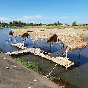 Monty'S Riverside View Resort